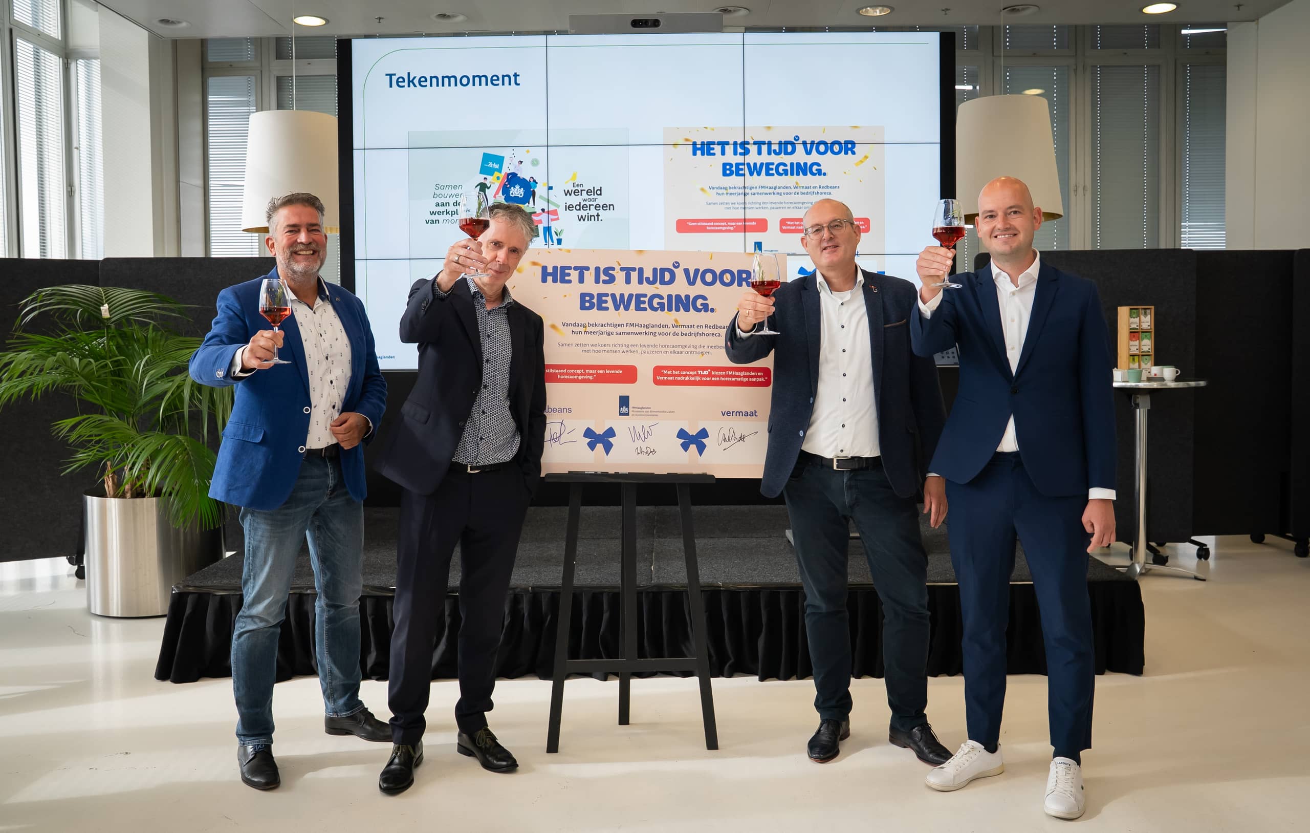 vier mannen heffen het glas