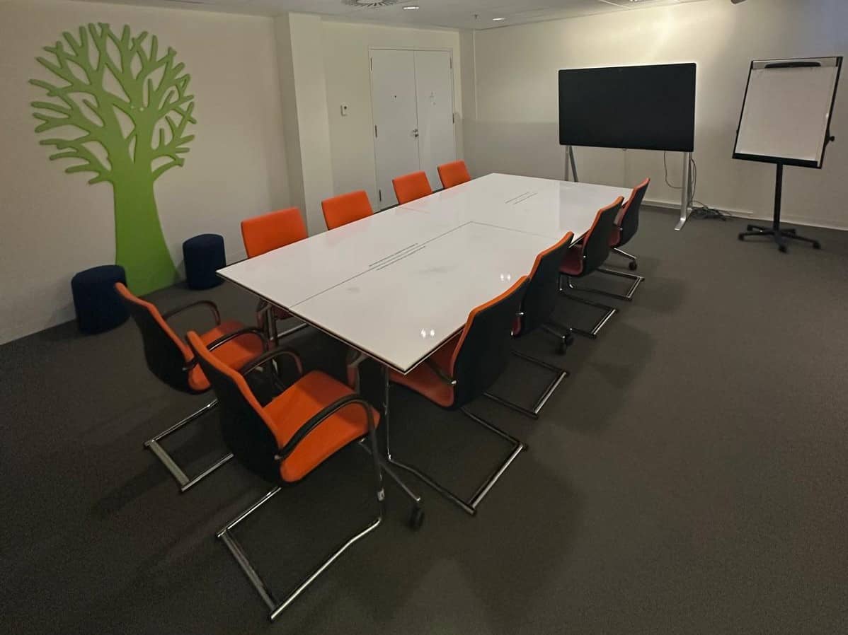 Vergaderzaal met stoelen en grote tafel
