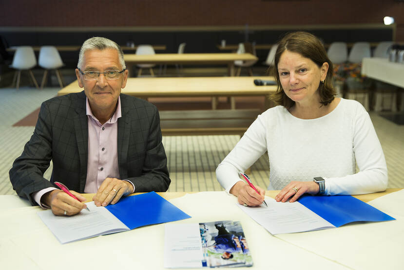 Ondertekenmoment door Pablo Hunnego en Hellen van Dongen.