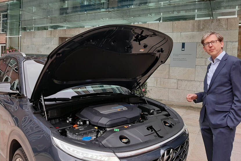 DG EZK Focco Vijselaar inspecteert de nieuwe waterstofauto