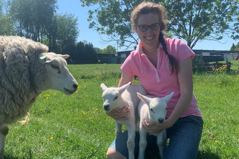 Nynke de Jong met lammetje