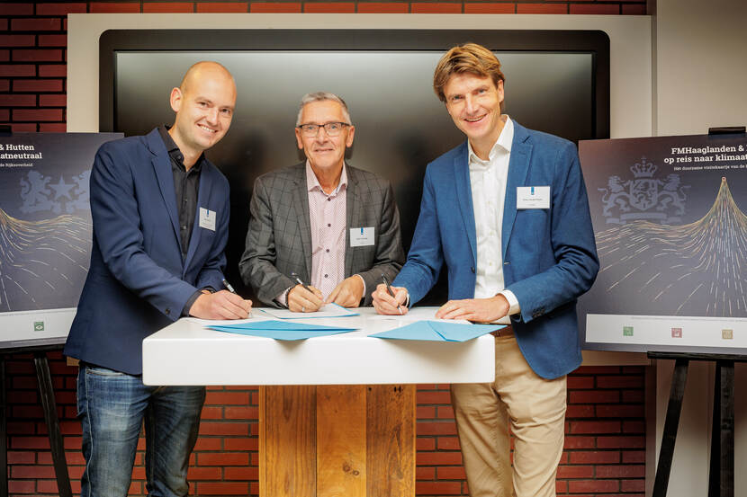 Ondertekening cateringcontract Hutten