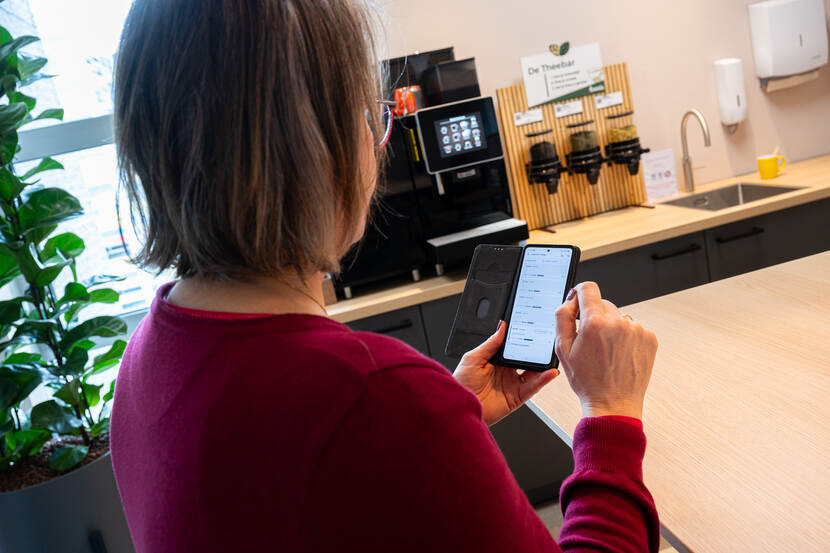 Werkplek checken bij koffiecorner in rijkshub Leiden